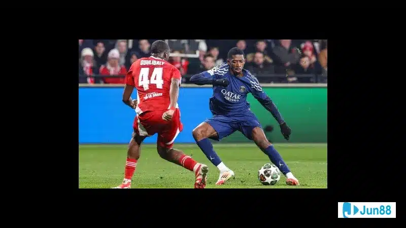 Cầu thủ Áo chiến đấu gay cấn với cầu thủ San Marino để giành quyền kiểm soát bóng. Cầu thủ Áo chiến đấu gay cấn với cầu thủ San Marino để giành quyền kiểm soát bóng.