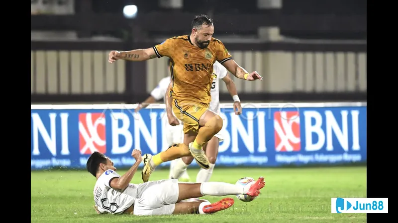 Hành động trong trận đấu giữa Bhayangkara và Persik Kediri Hành động trong trận đấu giữa Bhayangkara và Persik Kediri