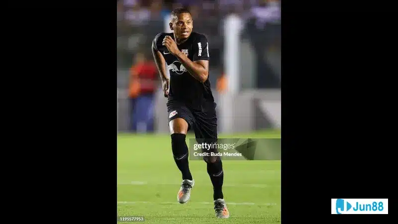 Cầu thủ Bragantino với sự quyết tâm chuyển hướng bóng khéo léo trước sự áp đảo của cầu thủ Santos Cầu thủ Bragantino với sự quyết tâm chuyển hướng bóng khéo léo trước sự áp đảo của cầu thủ…