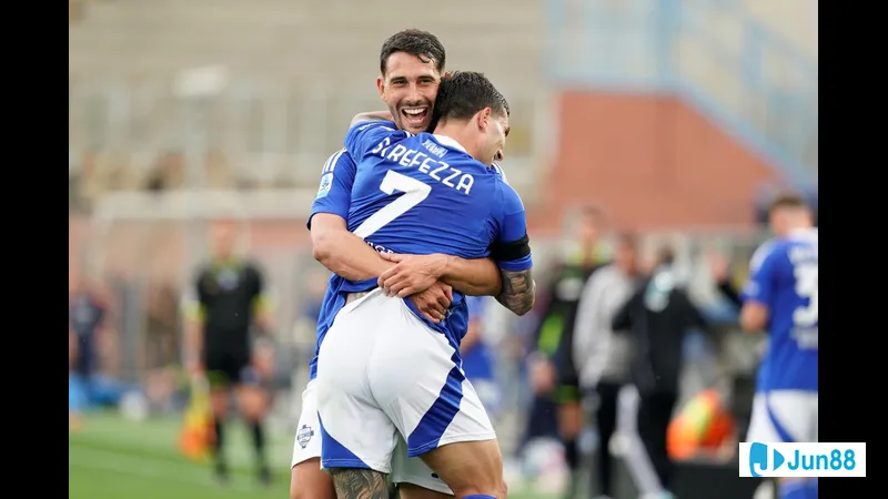 Các cầu thủ Como và Genoa đang tranh chấp quả bóng trên sân cỏ - "Como" vs "Genoa" Các cầu thủ Como và Genoa đang tranh chấp quả bóng trên sân cỏ - "Como" vs "Genoa"