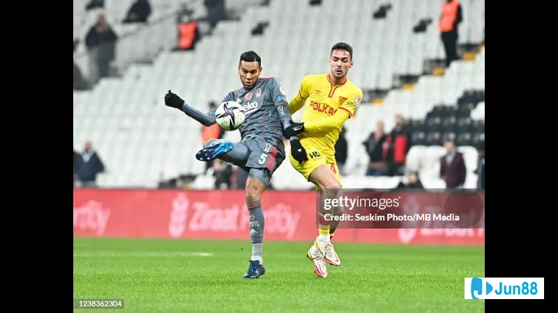 Cầu thủ Goztepe với chiến thuật phòng ngự chặt chẽ trước sức mạnh tấn công của Besiktas Cầu thủ Goztepe với chiến thuật phòng ngự chặt chẽ trước sức mạnh tấn công của Besiktas