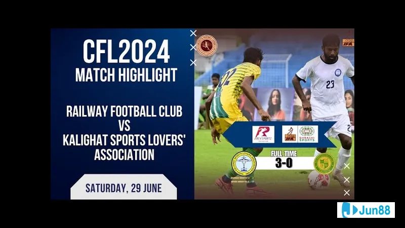 Các cầu thủ Kalighat và Railway tranh chấp bóng trên sân cỏ Các cầu thủ Kalighat và Railway tranh chấp bóng trên sân cỏ