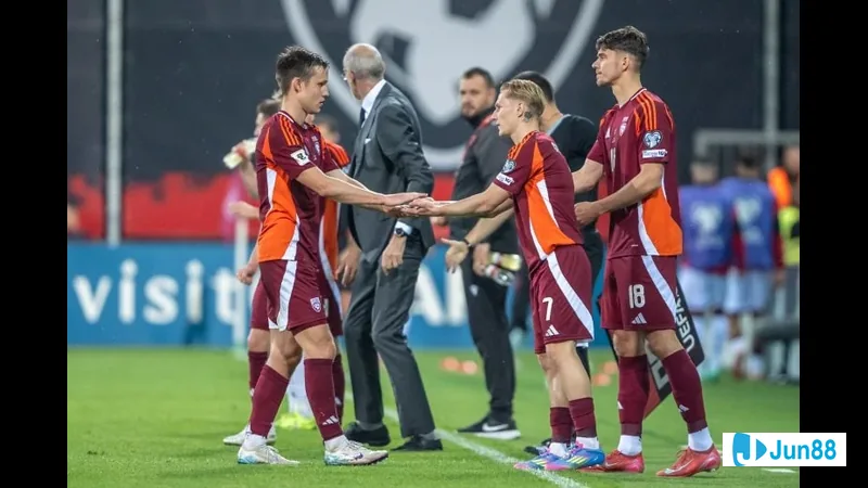 Cầu thủ Latvia và Serbia trong trận đấu bóng đá Cầu thủ Latvia vs Serbia trong trận đấu bóng đá