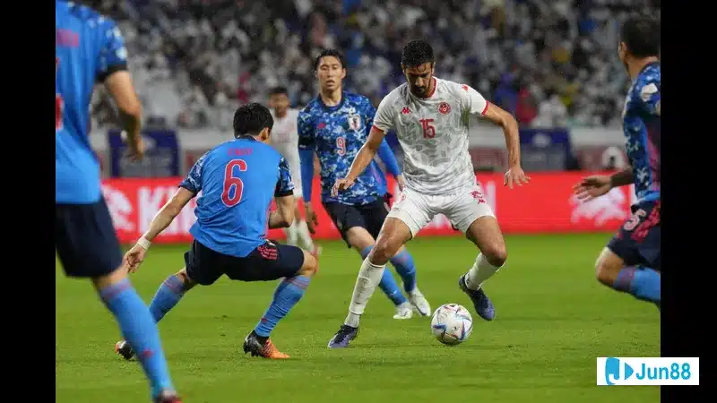 Cầu thủ Nhật Bản dũng mãnh tranh bóng với cầu thủ Paraguay trong trận đấu hấp dẫn Cầu thủ Nhật Bản dũng mãnh tranh bóng với cầu thủ Paraguay trong trận đấu hấp dẫn