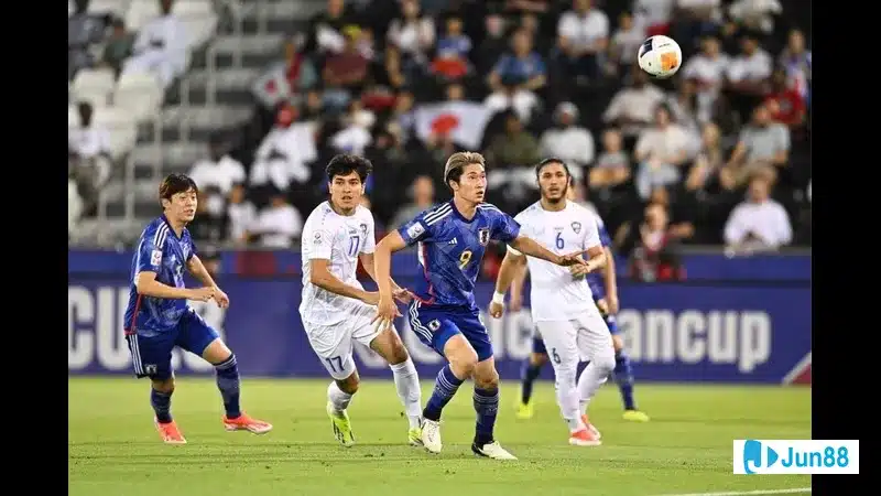 Cầu thủ Nhật Bản tinh tế vượt qua cầu thủ Paraguay trong trận đấu quyết liệt Cầu thủ Nhật Bản tinh tế vượt qua cầu thủ Paraguay trong trận đấu quyết liệt