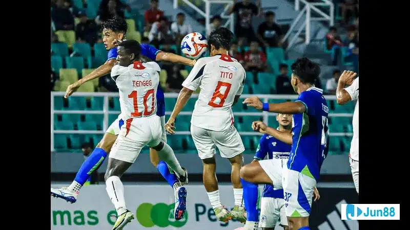 Cầu thủ Persiku Kudus với một cú sút mạnh vào khung thành Barito Putera Cầu thủ Persiku Kudus với một cú sút mạnh vào khung thành Barito Putera