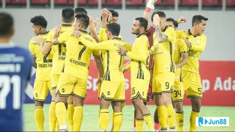 Cầu thủ Persiku Kudus băng qua Barito Putera để tiến tới khung thành Cầu thủ Persiku Kudus băng qua Barito Putera để tiến tới khung thành