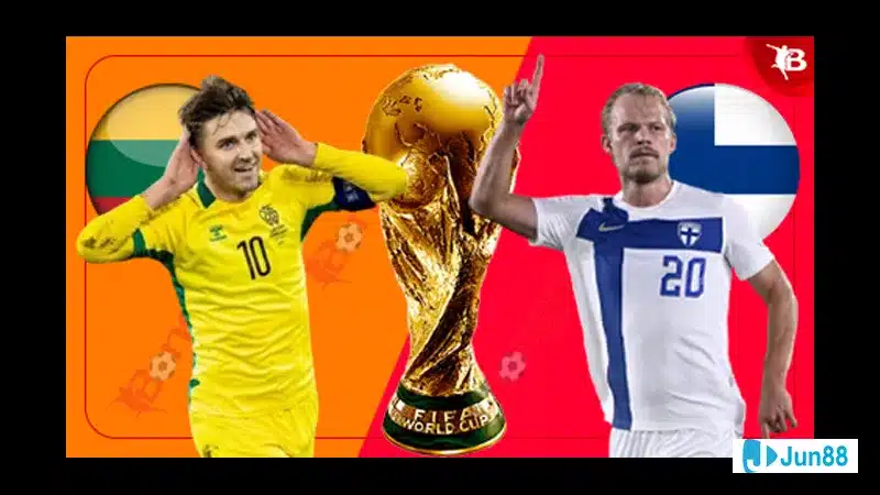 Cầu thủ Phần Lan với áo đỏ đang chống lại cầu thủ Lithuania với áo xanh trên sân cỏ