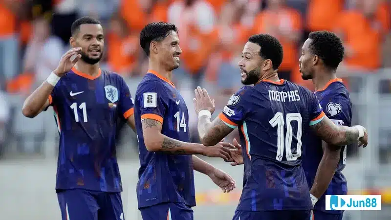 Cầu thủ Phần Lan chống chế cầu thủ Lithuania trong trận đấu đầy quyết tâm.