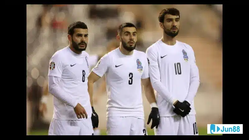 Cầu thủ Pháp nỗ lực vượt qua cầu thủ Azerbaijan để tiến vào vùng cấm địa