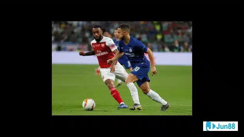 Cầu thủ Pháp đang thực hiện cú sút mạnh vào khung thành Azerbaijan