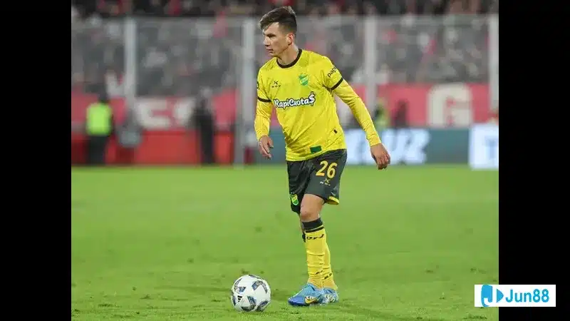 Cầu thủ của Tigre chống lưng cầu thủ của Defensa y Justicia để giành bóng