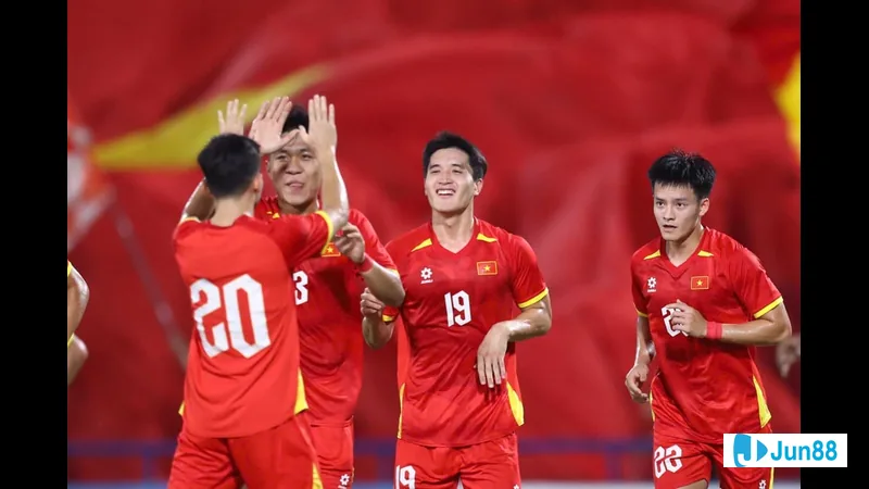 Trận đấu giữa U23 Việt Nam và U23 Singapore trên sân cỏ Trận đấu giữa U23 Việt Nam và U23 Singapore trên sân cỏ