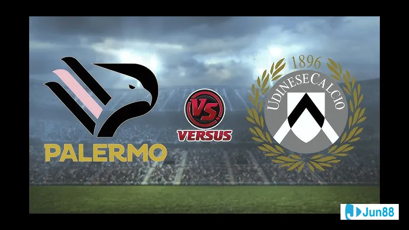 Các cầu thủ Udinese và Palermo tranh chấp quả bóng trên sân cỏ Các cầu thủ Udinese và Palermo tranh chấp quả bóng trên sân cỏ