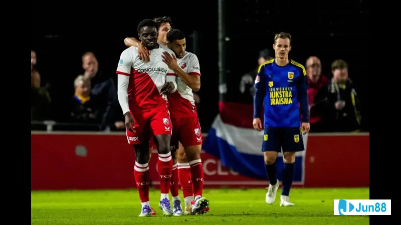 Cầu thủ Lyon vượt qua phòng ngự của Utrecht với tốc độ và kỹ thuật cá nhân xuất sắc